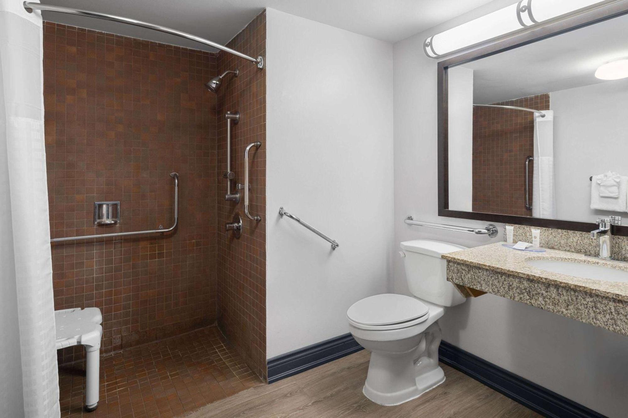 Travelodge By Wyndham Barrie Buitenkant foto